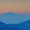 Coucher de soleil apaisant sur les montagnes – symbole du soir et du sommeil, en lien avec la sophrologie à Andernos-les-bains