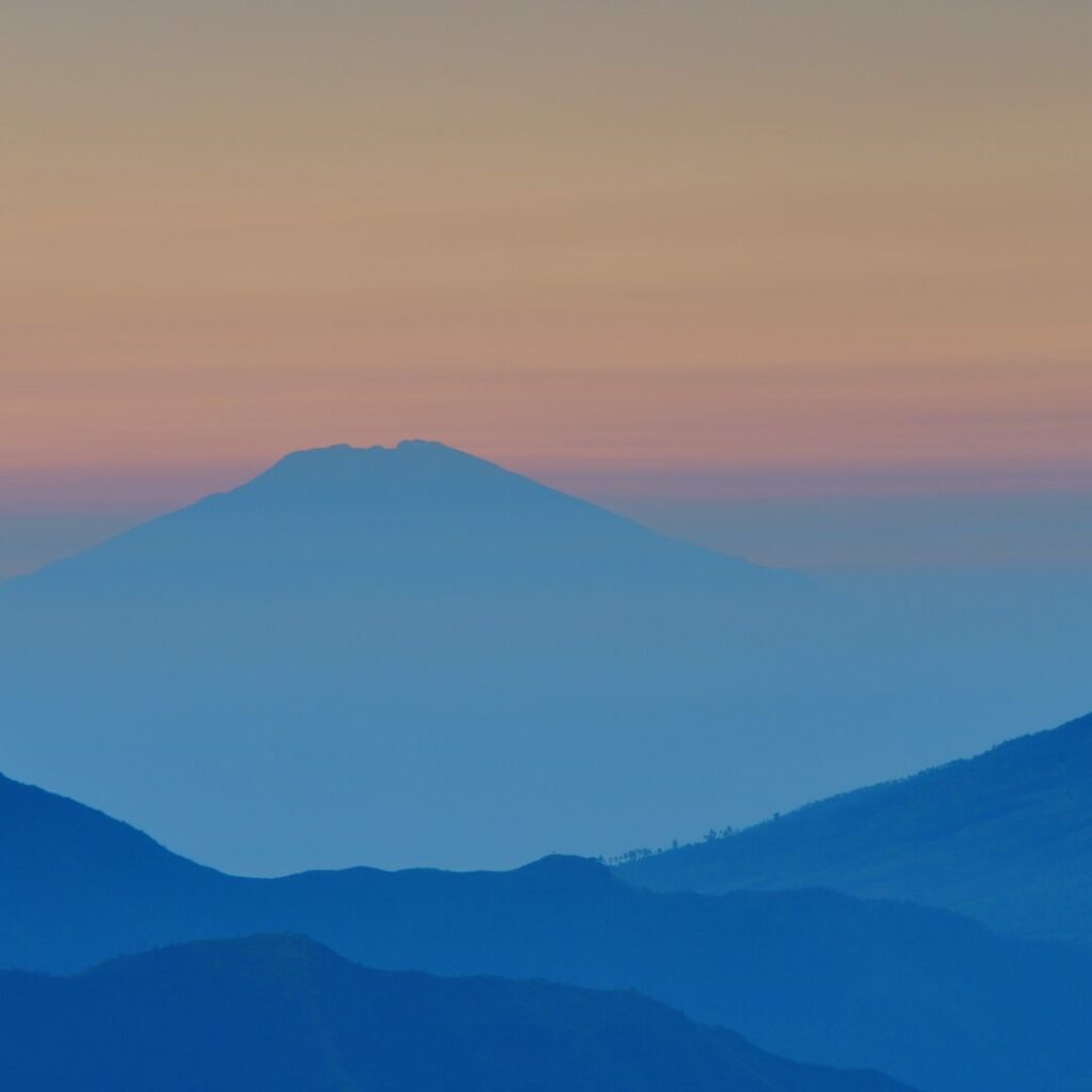 Coucher de soleil apaisant sur les montagnes – symbole du soir et du sommeil, en lien avec la sophrologie à Andernos-les-bains