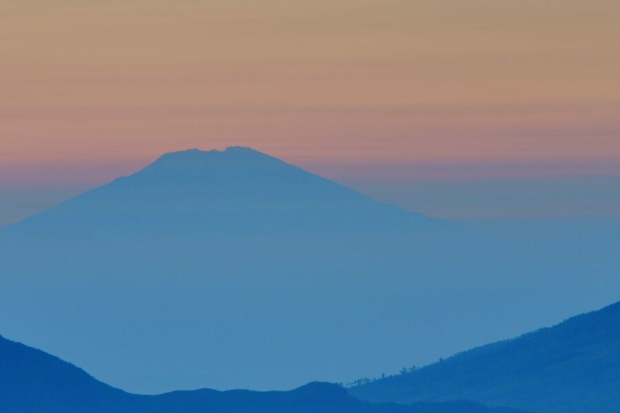Coucher de soleil apaisant sur les montagnes – symbole du soir et du sommeil, en lien avec la sophrologie à Andernos-les-bains