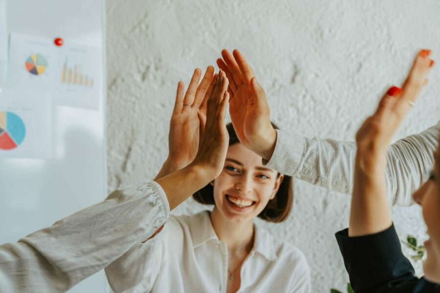 La sophrologie en entreprise Bassin d'Arcachon et Mérignac dans une bonne ambiance au travail pour montrer l'effet positif sur la santé