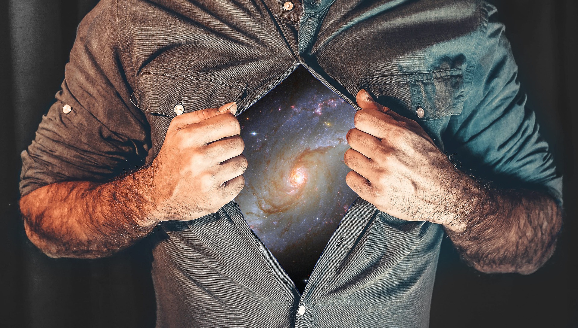 Illustration du plein potentiel révélé par l’hypnose à Andernos : un torse qui s’ouvre pour exprimer confiance, force et transformation intérieure.